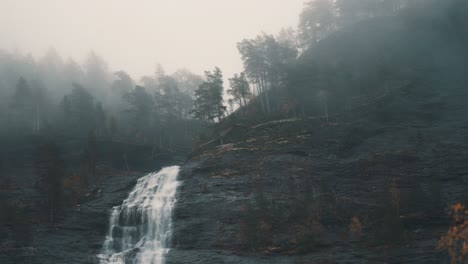 Una-Fina-Niebla-Cuelga-Sobre-La-Cascada