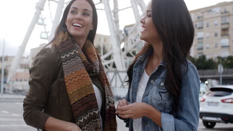 Spaß-Glückliche-Junge-Frauen-Vor-Einem-Riesenrad