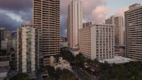 Hoteles-De-Varios-Pisos-Frente-A-La-Playa-En-El-Barrio-De-Waikiki,-Honolulu,-Isla-De-Oahu