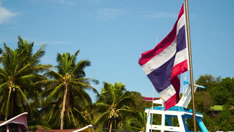 Die-Thailändische-Flagge-Weht-Auf-Einem-Schiff-Für-Den-Touristentransport