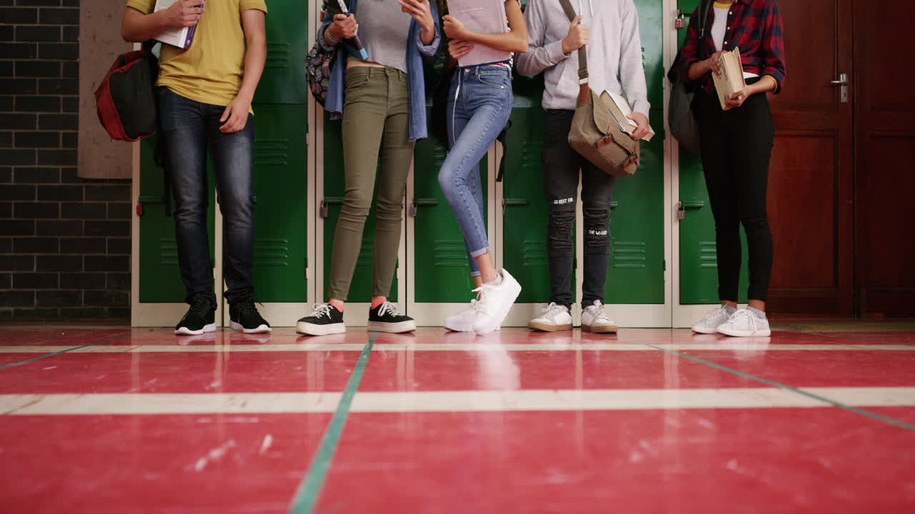 고등학교의 복도에서 어울리는