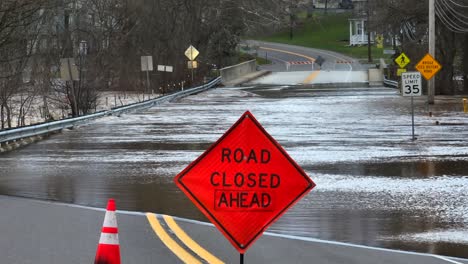 Señal-De-Carretera-Cerrada-Por-Delante-Con-Calle-Inundada-Con-Puente-En-Segundo-Plano