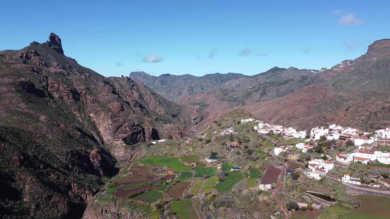 vista aérea de drones de la ciudad de tejeda en medio de montañas contra roque nublo y bentayga en gran canaria españa
