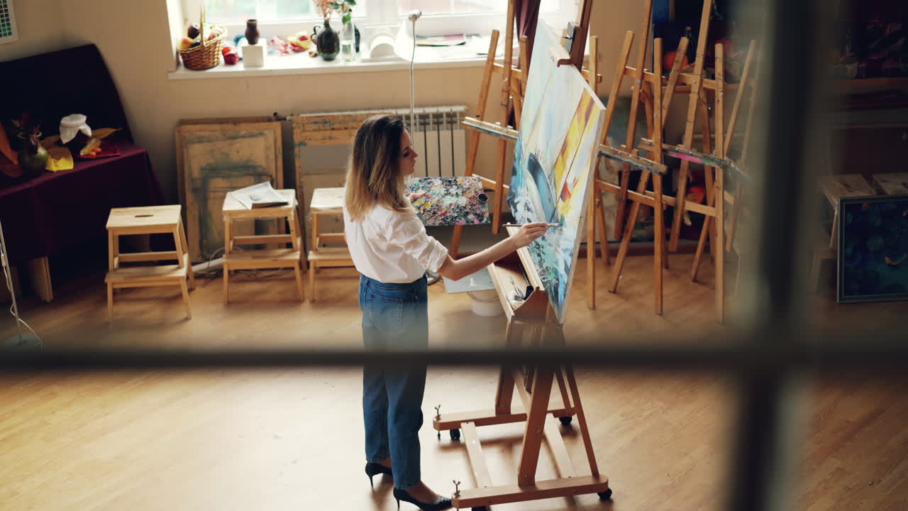 미술 스튜디오 에서 그림 을 그리는 여자