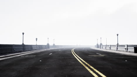 Viejo-Puente-De-Piedra-Vacío-En-Un-Día-De-Niebla