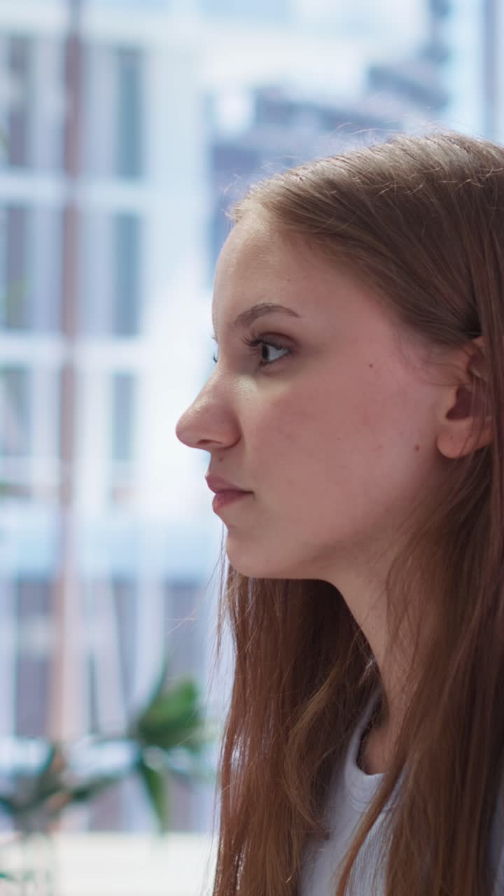 Video verticale: Giovane adulto che legge un piano finanziario personalizzato fornito da un consulente finanziario