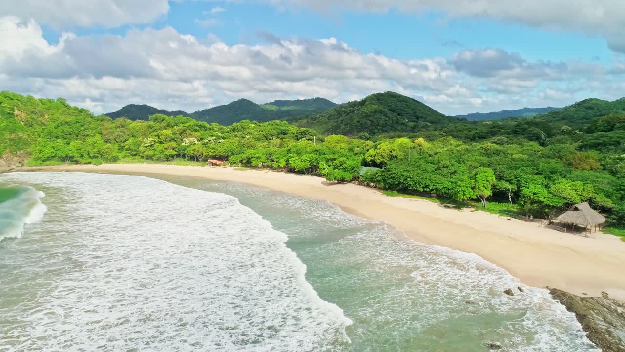 grandes olas en la playa vacía en san juan del sur, nicaragua, destino de viaje