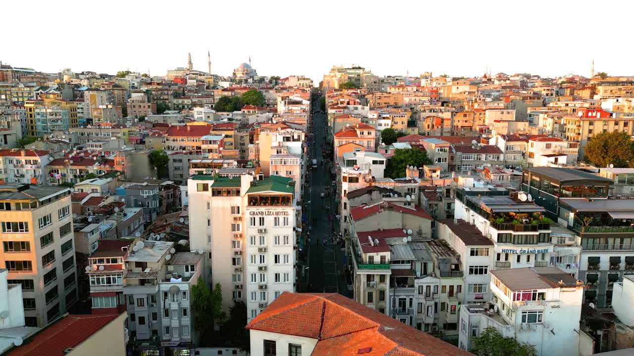 toma cinematográfica de un avión no tripulado de una calle concurrida en estambul al atardecer