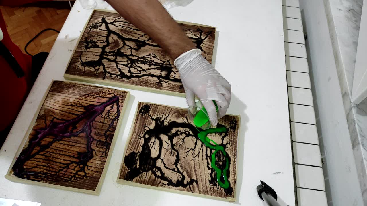 resina epoxi que se vierte en los agujeros del río hechos en la madera