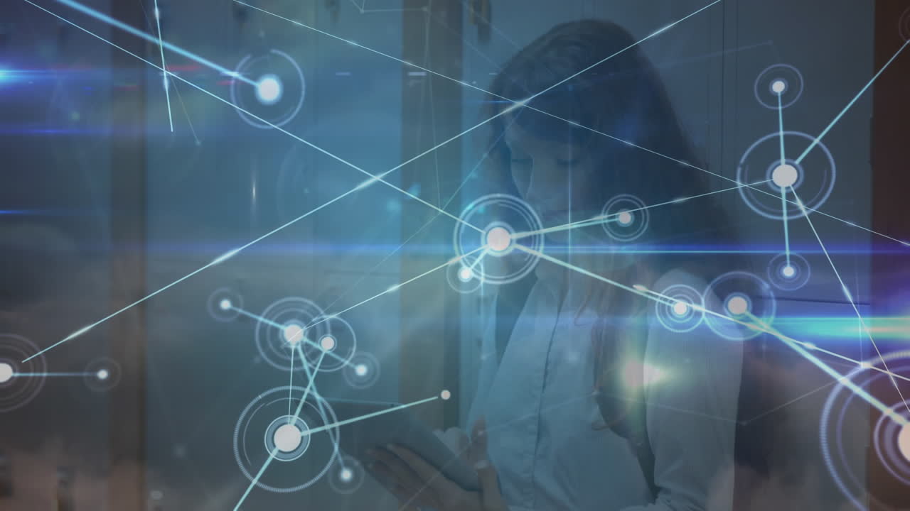 animación de una red de conexiones sobre una mujer de negocios caucásica sonriendo en la oficina