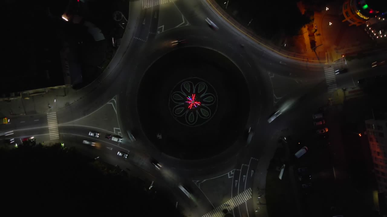 작은 유럽 도시 에서 밤 에 순환 자동차 와 함께 순환 도로 의 공중 시상 시간 간격