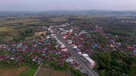 Pueblo-De-Campo,-Pueblo-De-Montaña-En-La-Provincia-De-Phrae,-Toma-Aérea-De-Tailandia