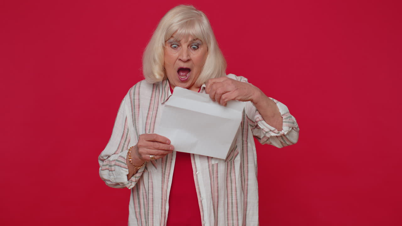 고위직 여성은 봉투를 열고 편지를 읽고 행복하게 느다 경력 성장 진보 승진 은행 대출 승인