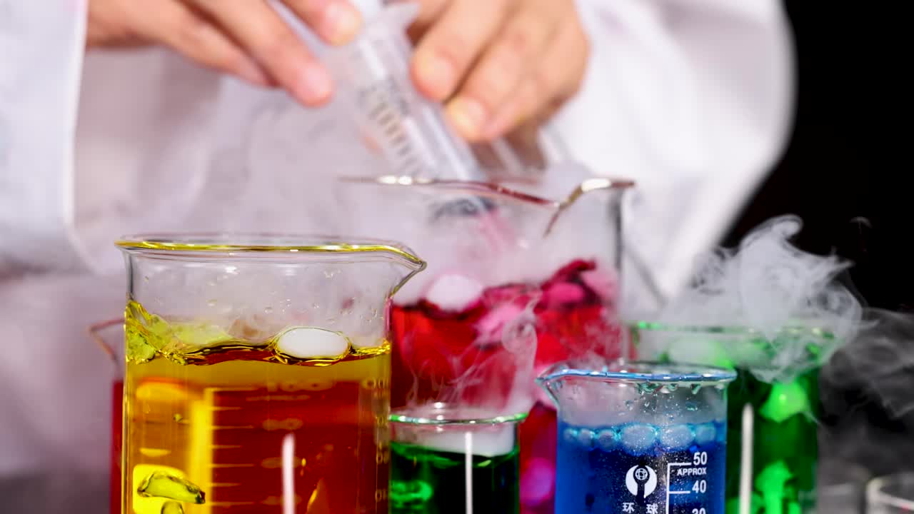 copas con reacciones coloridas y efectos de humo