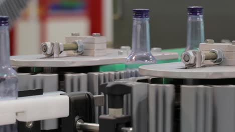 botellas en la línea de producción de la planta o fábrica