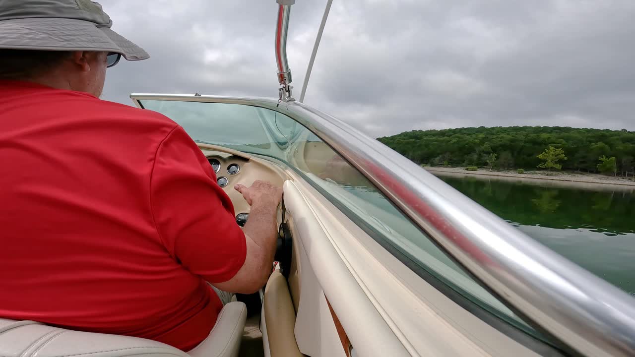 에서 남자의 뒤의 슬로우 모션