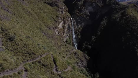 Experimente-La-Tranquilidad-Mientras-La-Cascada-Candela-Fasso-Retrocede-Elegantemente-A-Través-De-Pintorescas-Vistas-De-Las-Montañas.