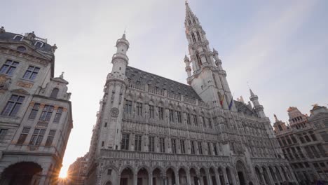 Puesta-De-Sol-Junto-Al-Ayuntamiento-En-La-Gran-Plaza-De-Bruselas,-Bélgica