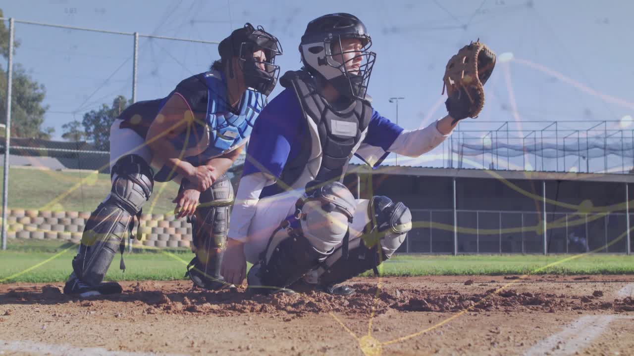 Ricevitrice accovacciata a casa base nel baseball, che segue il lancio in arrivo con una traiettoria animata.