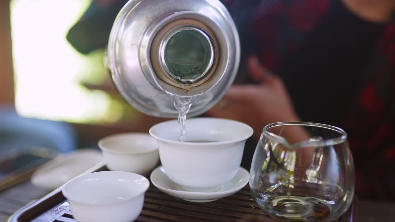 차 컵 에 뜨거운 물 을 부어 넣는 것