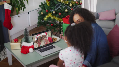 Afroamerikanische-Mutter-Und-Tochter,-Die-Zu-Weihnachten-Zu-Hause-Einen-Videoanruf-Auf-Dem-Laptop-Führen