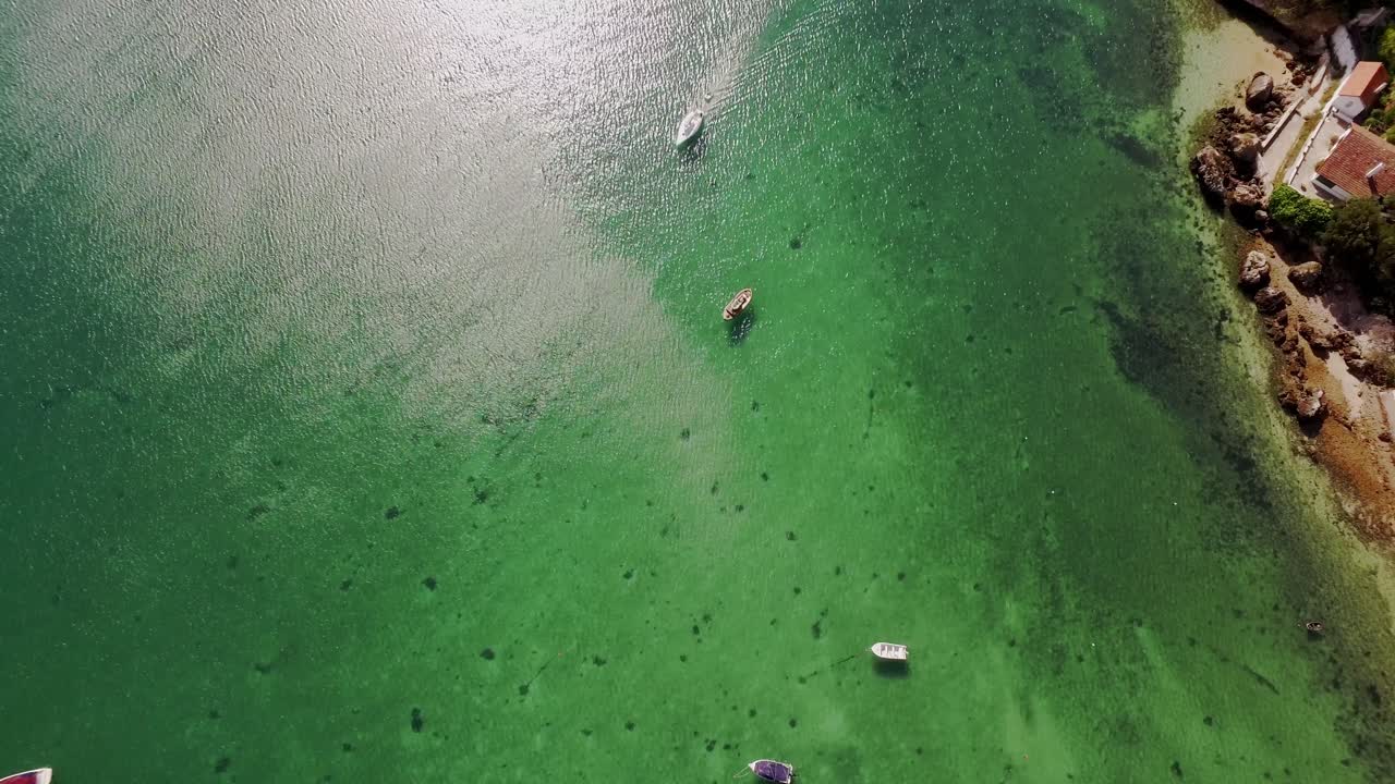 아침에 수정처럼 맑은 물이 있는 전용 해변에 도착하는 하얀 범선