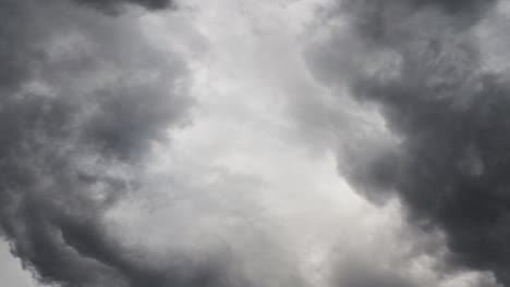 una nube cumulonimbus oscura y una tormenta
