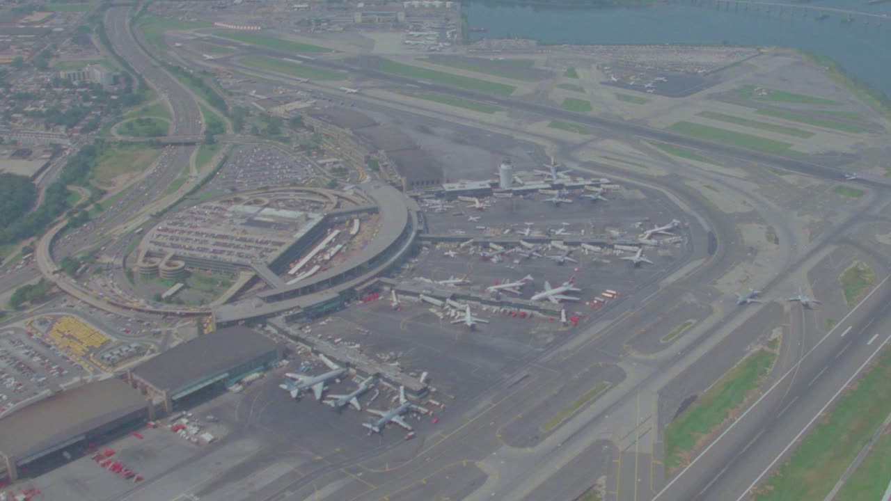 вертолетная съемка горизонта нью-йорка и перегруженных улиц 1