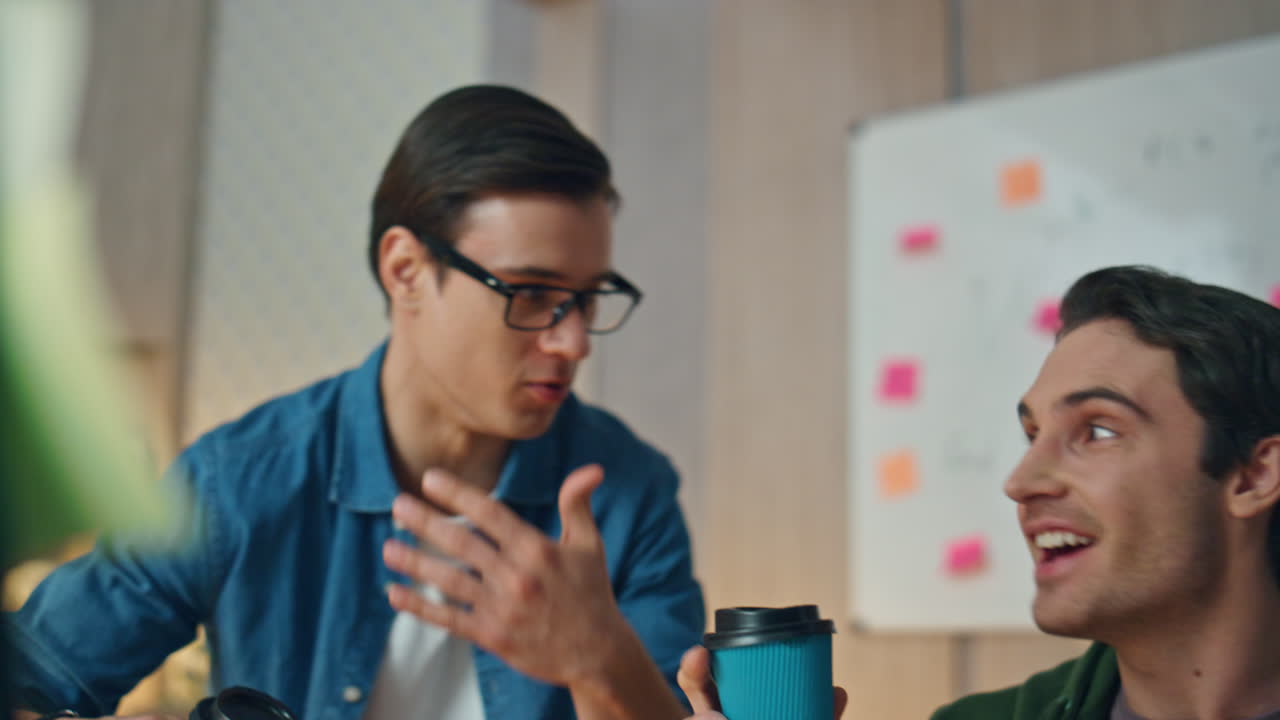 creadores emocionados discutiendo proyecto de computadora oficina. gafas hombre gesticulando