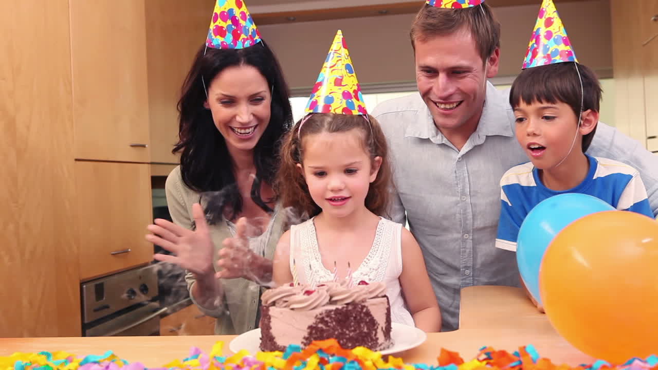 niña celebrando su cumpleaños con su familia