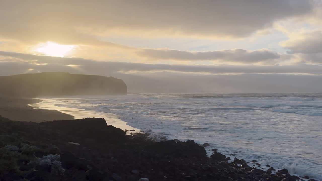 playa al atardecer colores suaves panorama de ensueño vista aérea fondos etéreos ninguna gente cámara lenta