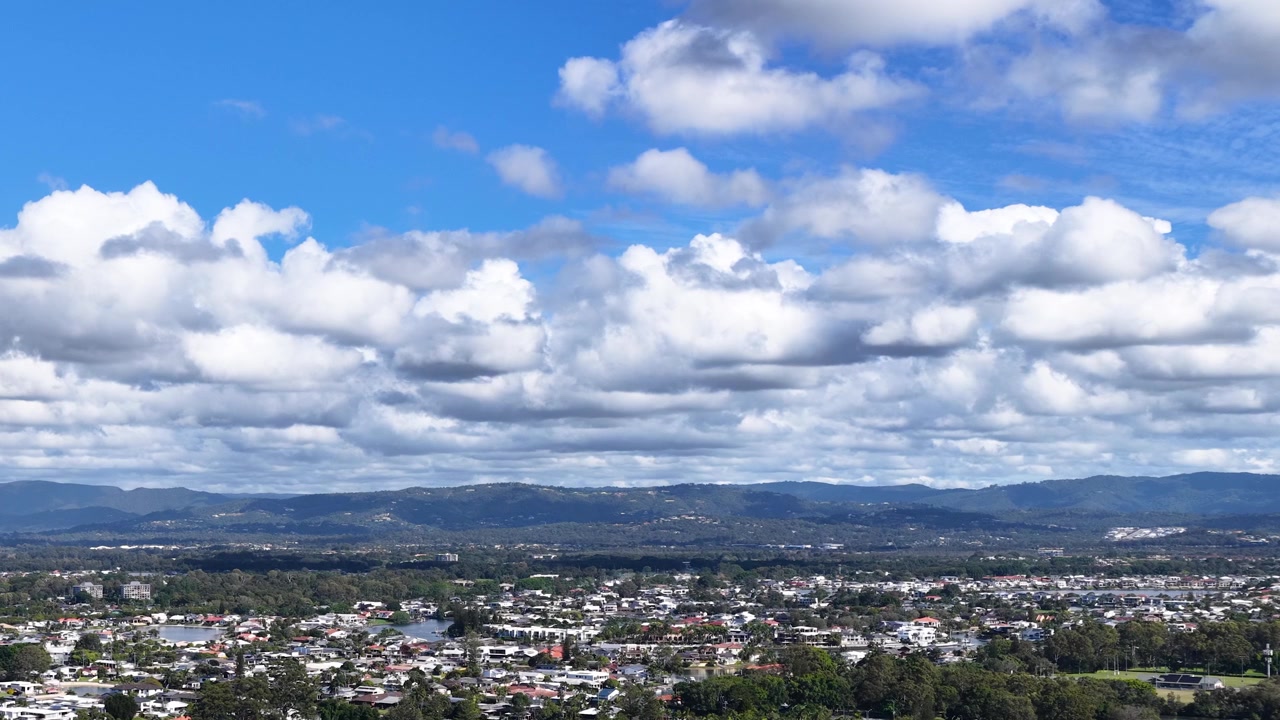 Vista panorámica de un paisaje suburbano bajo un cielo azul nublado