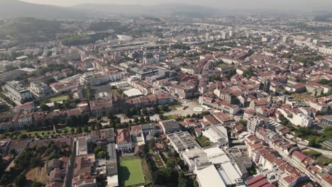 Vista-Circular-Aérea-De-Braga-Y-Las-Montañas-Circundantes,-Con-Contraste-Entre-La-Arquitectura-Moderna-Y-Hermosos-Edificios-Antiguos