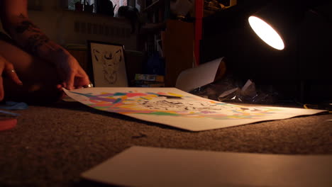 Mujer-En-La-Noche-Creando-Arte,-Cortando-Dibujos-De-Esténcil