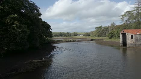 Vista-Aérea-De-Una-Canoa-Remando-A-Través-De-La-Hermosa-Campiña-Irlandesa