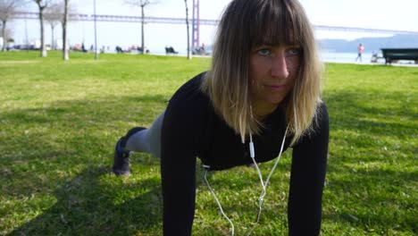 mujer joven enfocada trabajando en el parque