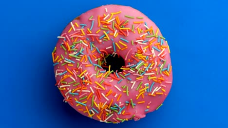 el donut glazado de primer plano.