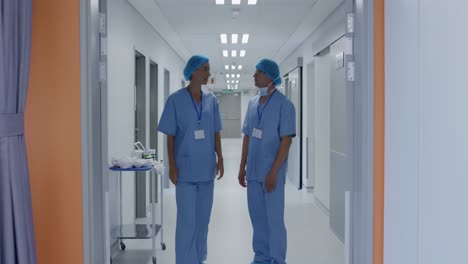 profesionales médicos que trabajan en un hospital
