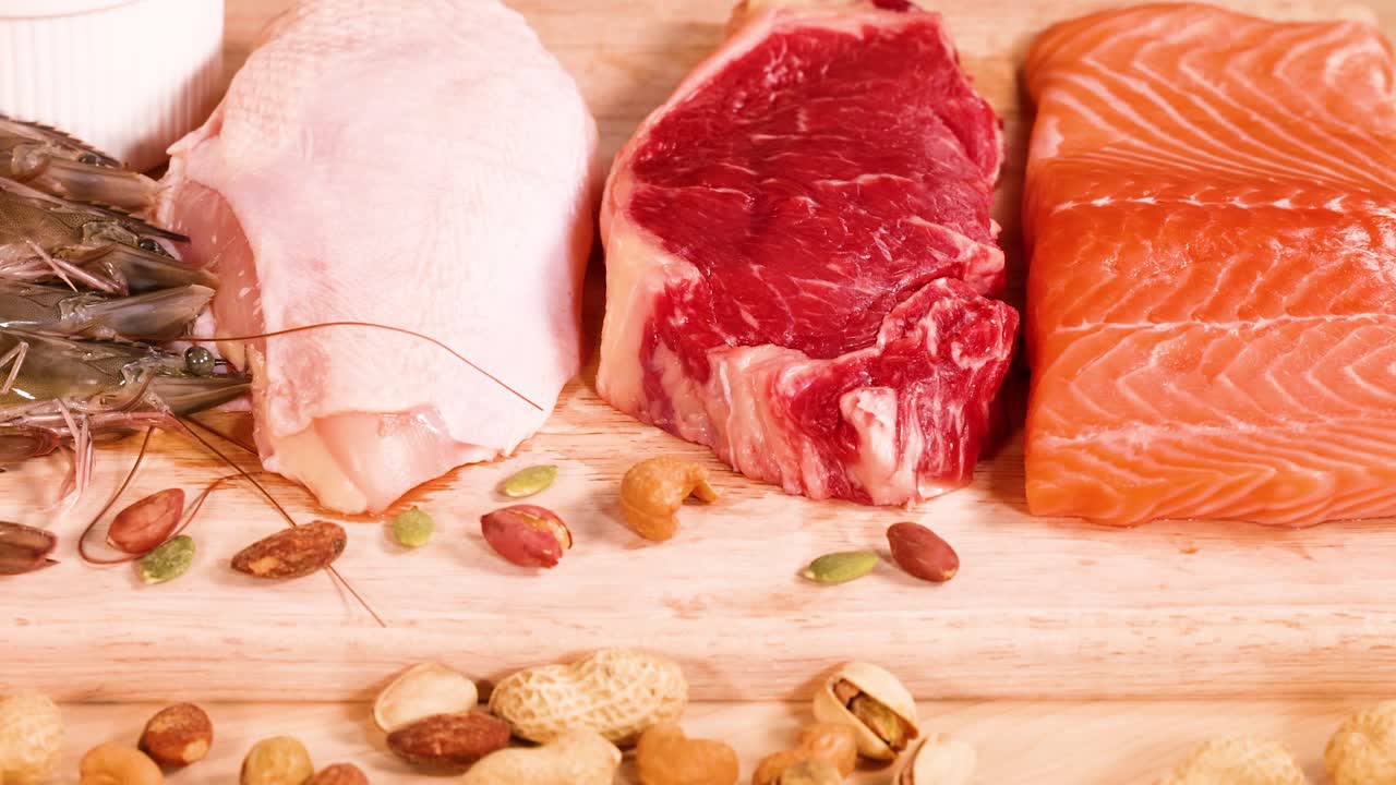 Variedade de carnes, frutos do mar, frutos secos e laticínios