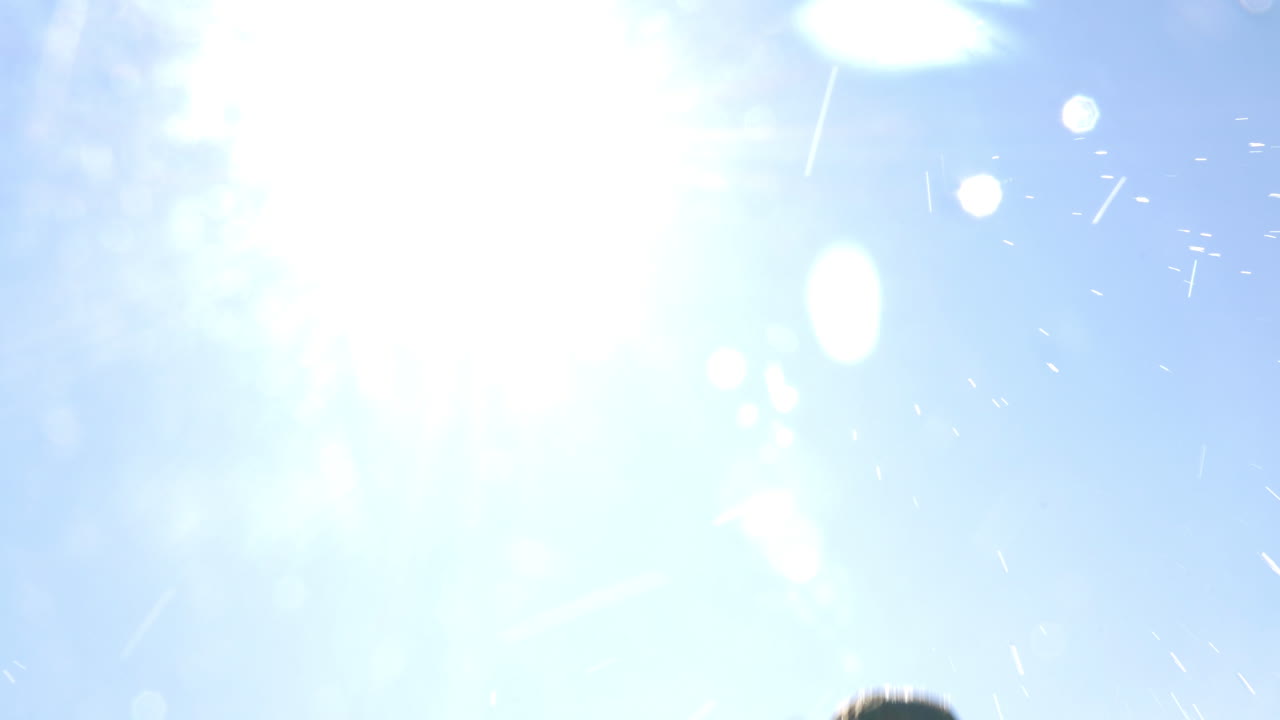 뜨거운 여름 날 에 물 에 있는 가족 의 재미