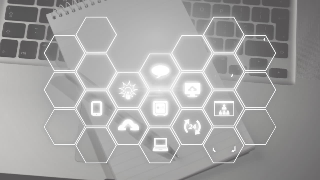 animación de iconos digitales sobre el cuaderno y el bolígrafo en el escritorio