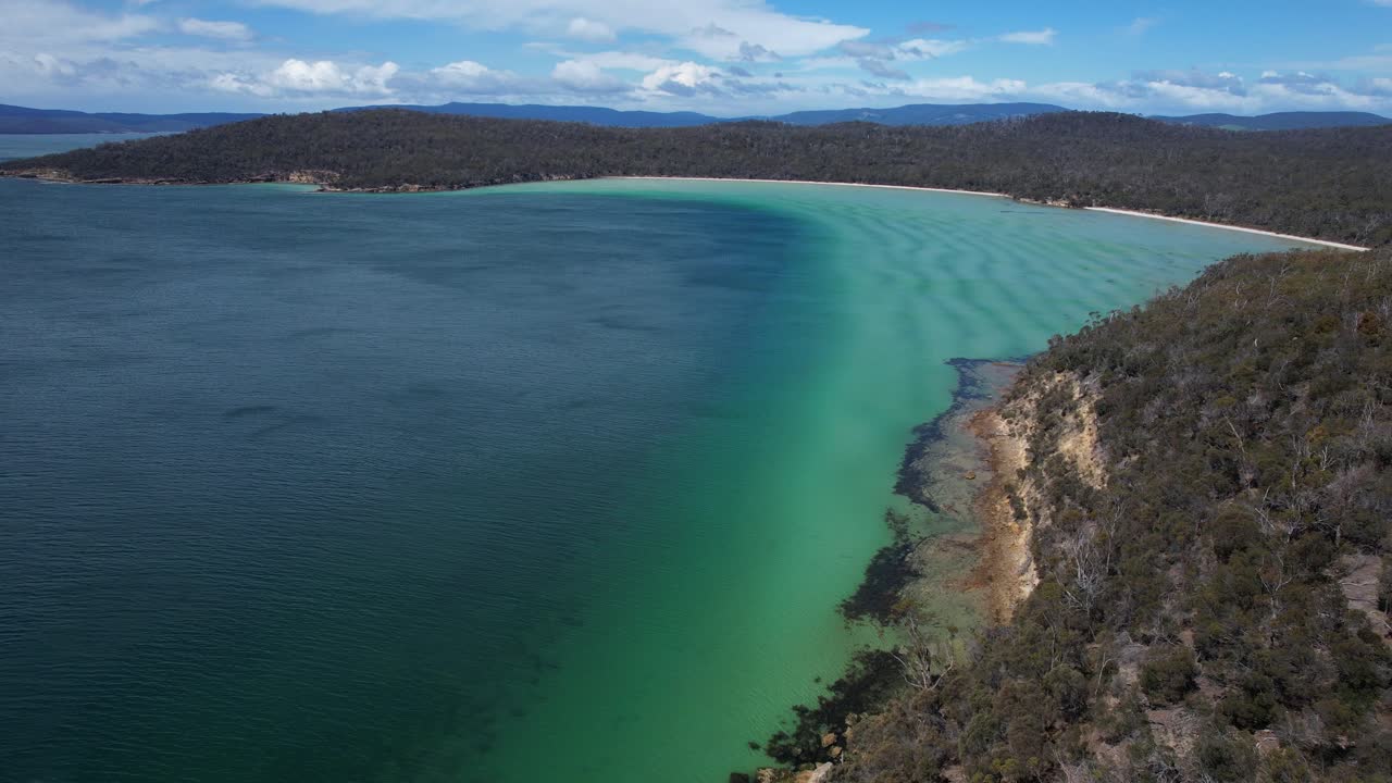 Acque turchesi di Lime Bay in Tasmania, Australia - Foto aerea con drone