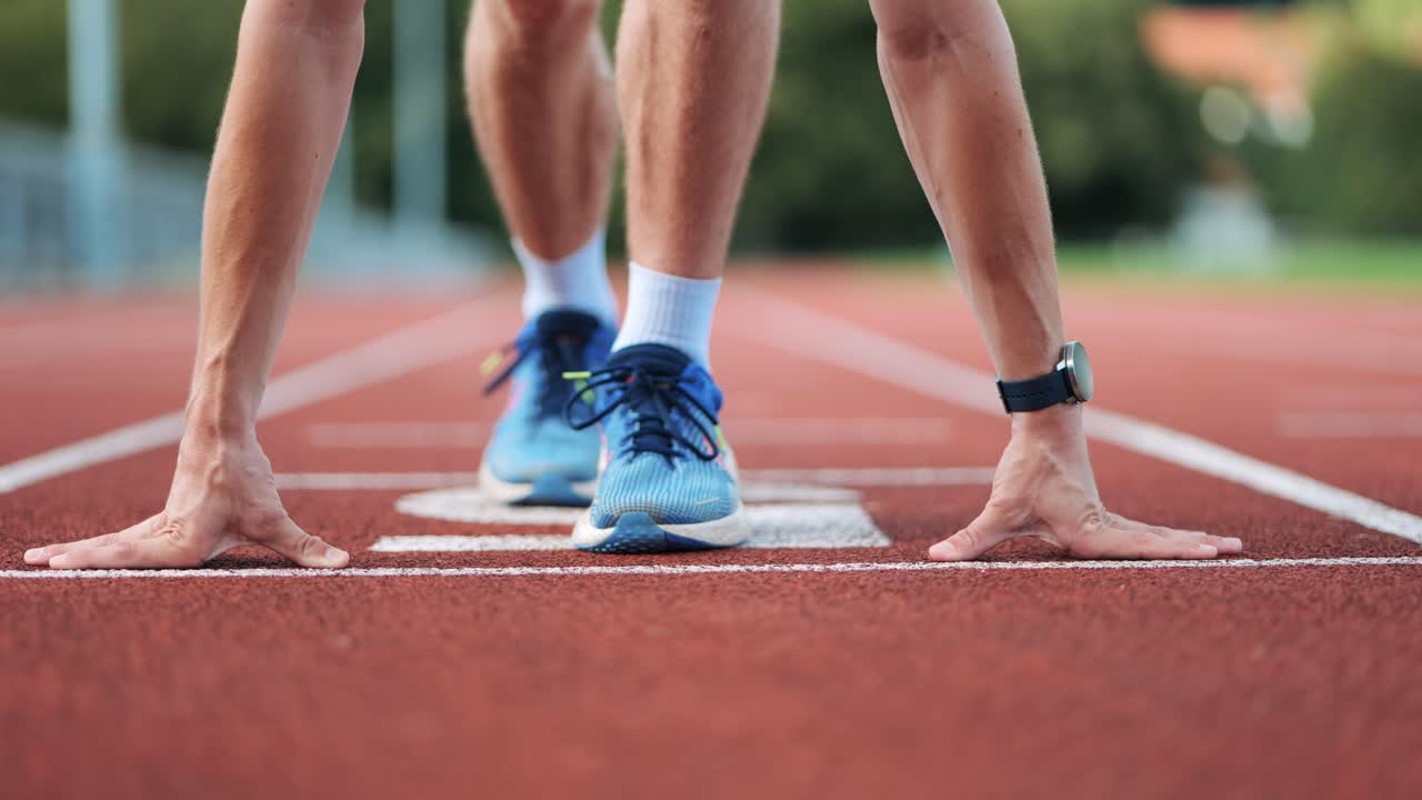 러닝 트랙의 시작 위치에서 러너의 클로즈업 판  ⁇