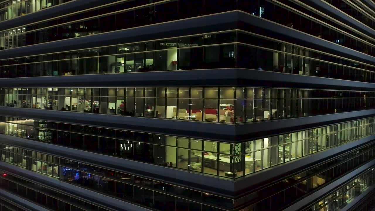 edificio de oficinas moderno por la noche