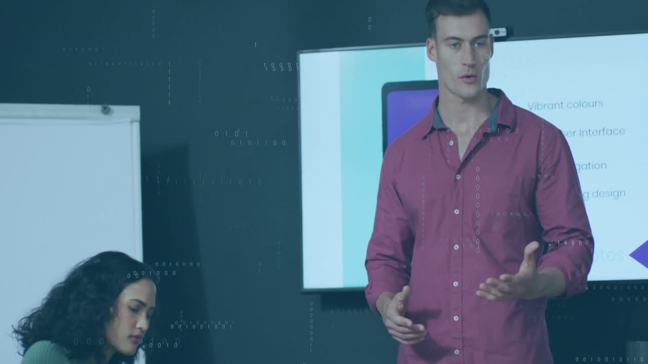 animación de procesamiento de datos sobre el hombre caucásico dando una presentación a sus colegas en la oficina.
