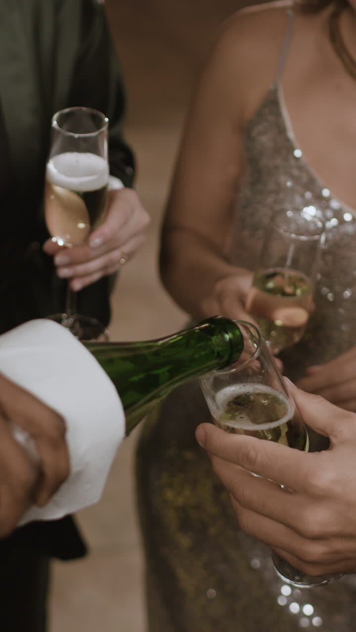 La gente celebra con champán.