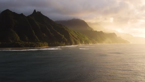 impresionantes imágenes de aventuras en la isla de kauai, con el mundialmente famoso parque haena, sendero kalalau por la costa de napali