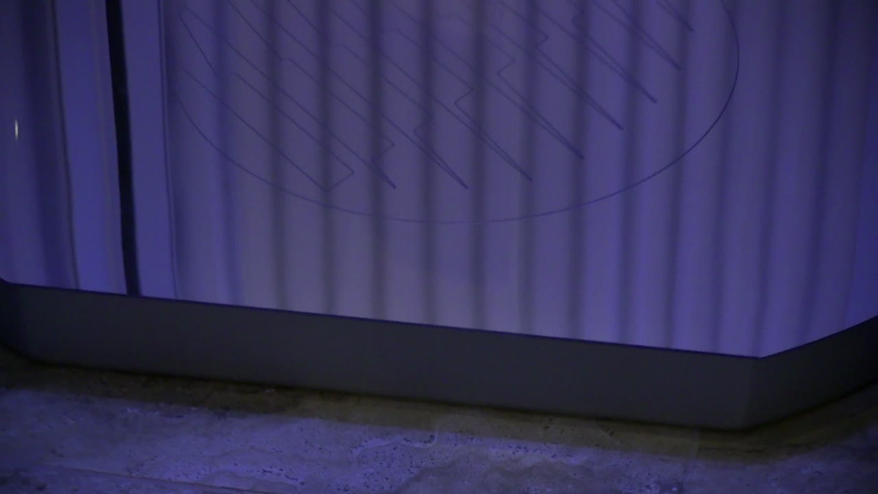 선베드에 서서 미러 베이스에서 축소하여 내부에 보라색 빛이 보이도록 합니다.