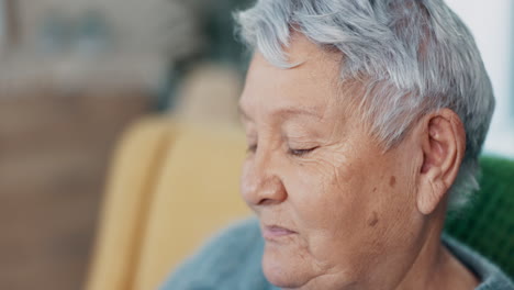 sofá de casa, cara y mujer mayor para ancianos