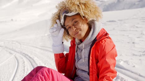 cerca de una mujer alegre en una colina nevada